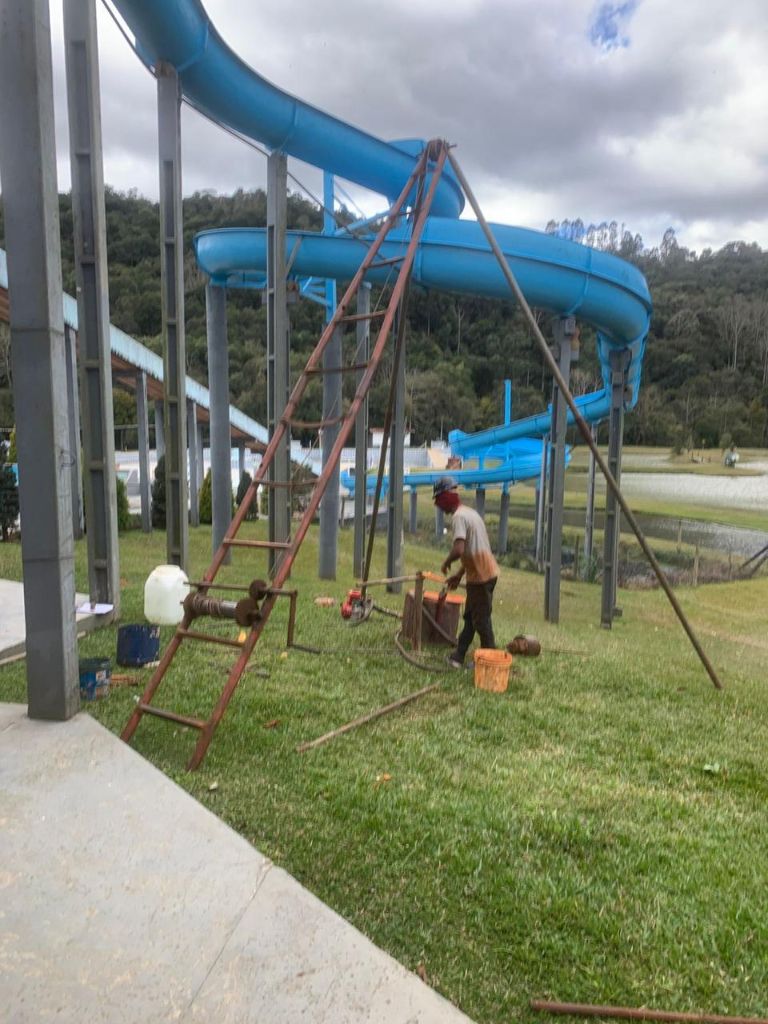 Tripé SPT próximo a toboáguas - NEV Geotecnia