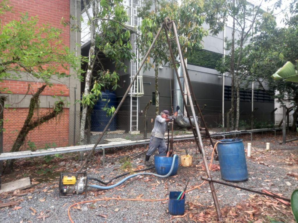 Equipe NEV executando SPT em condomínio