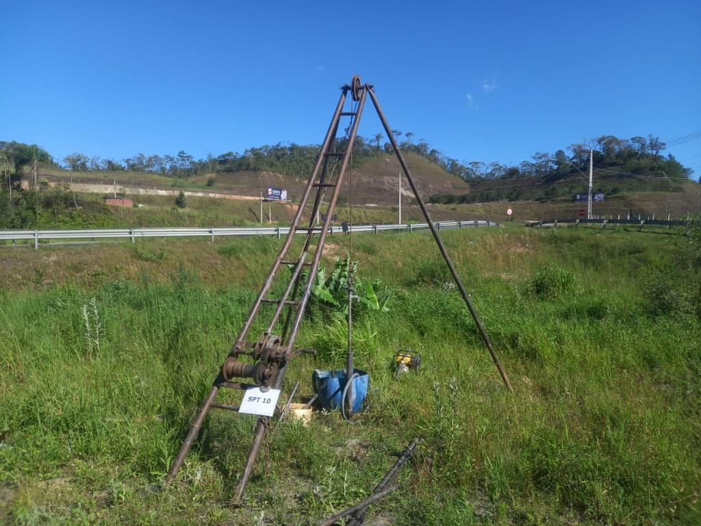 Sondagem SPT-10 às margens de rodovia - NEV Geotecnia